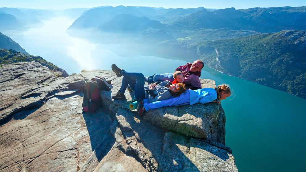 Lysefjorden Family Pa Preikestolen